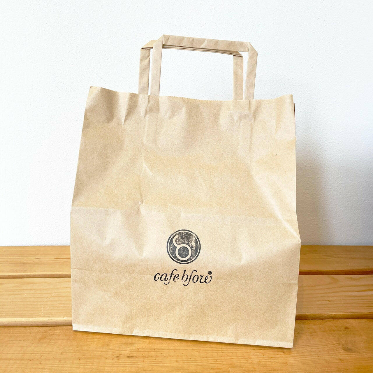 冷凍のふわふわパンケーキが1箱、ピッタリはいる手提げ袋です。プレゼント用の袋としてご利用くださいませ。